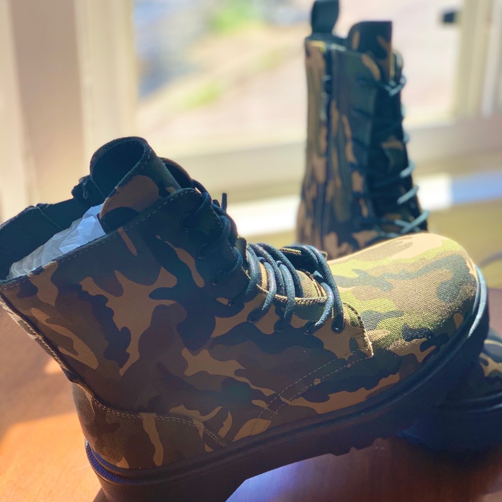 Camouflage combat boots